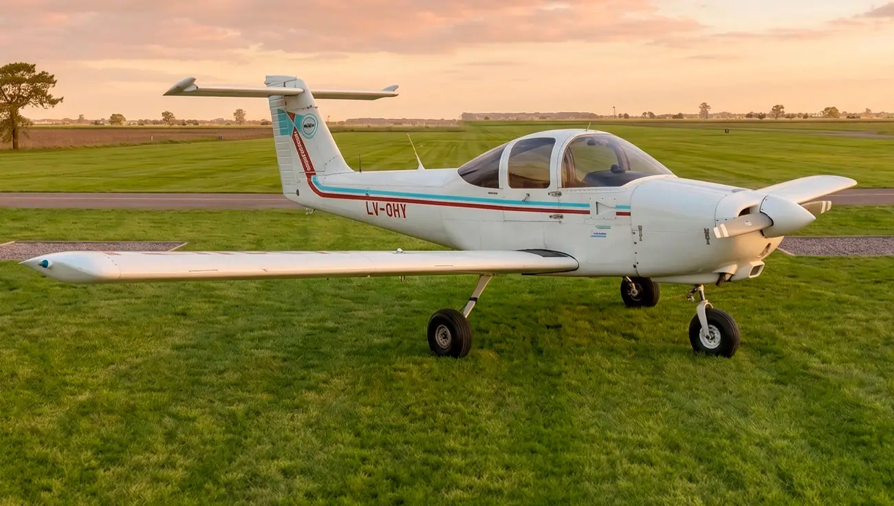Piper Tomahawk PA-38 matrícula LV-OHY de la flota de WE FLY ACADEMIA, en el aeródromo